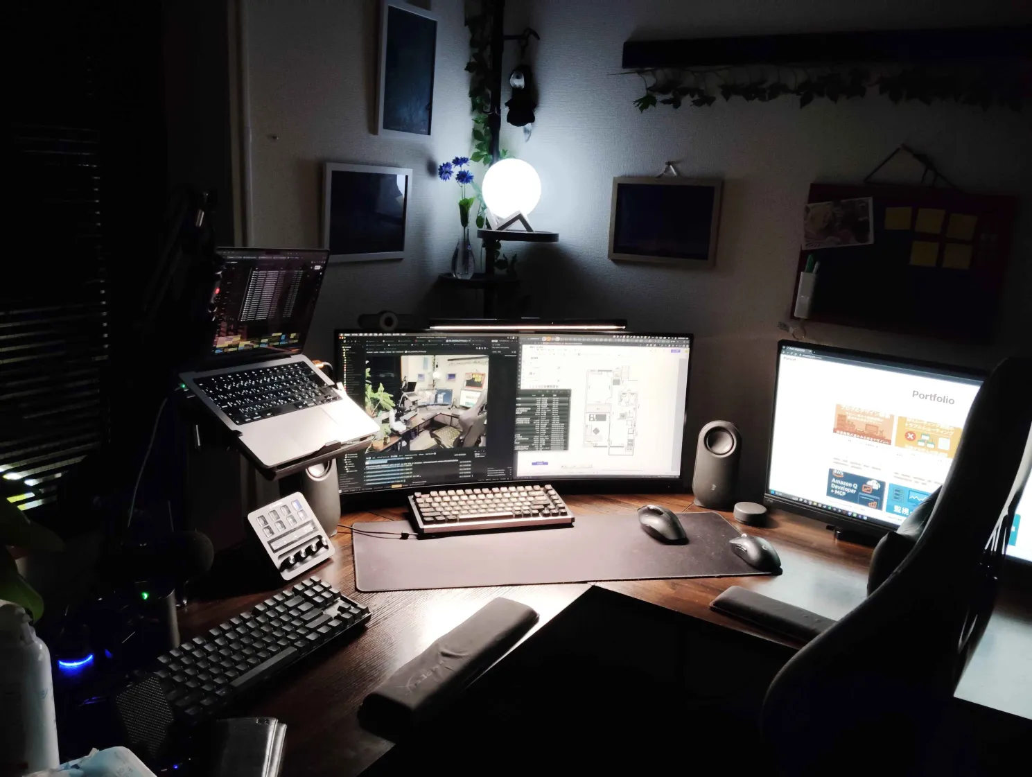 暗い部屋での月のオブジェ